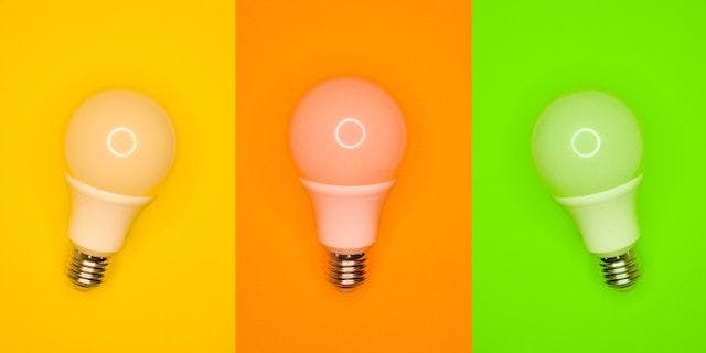 Glühbrinen als Idee für perfekten Firmennamen Generator